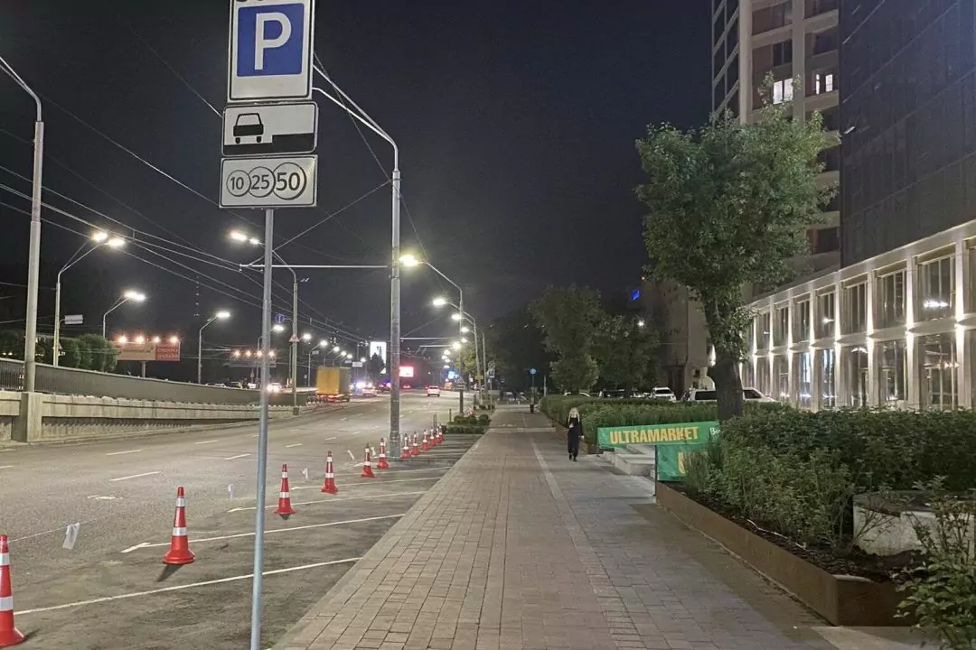 Фото. Парковку на месте велодорожки на проспекте Победы сохранили