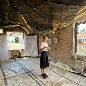 Фото дня. Украинка провела выставку в собственной разрушенной квартире в Ирпене