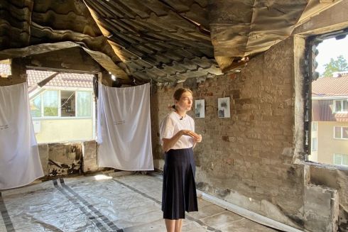 Фото дня. Украинка провела выставку в собственной разрушенной квартире в Ирпене