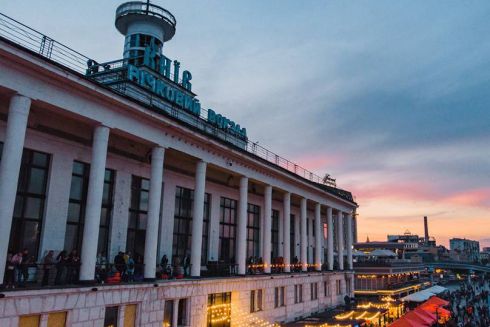 На Речном вокзале открыли бесплатный кинотеатр. Там будут дискуссии о кино