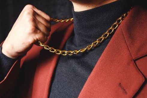 Малиновые пиджаки и телефоны-кирпичи: музей истории Украины ищет статусные вещи из 90-х для новой экспозиции