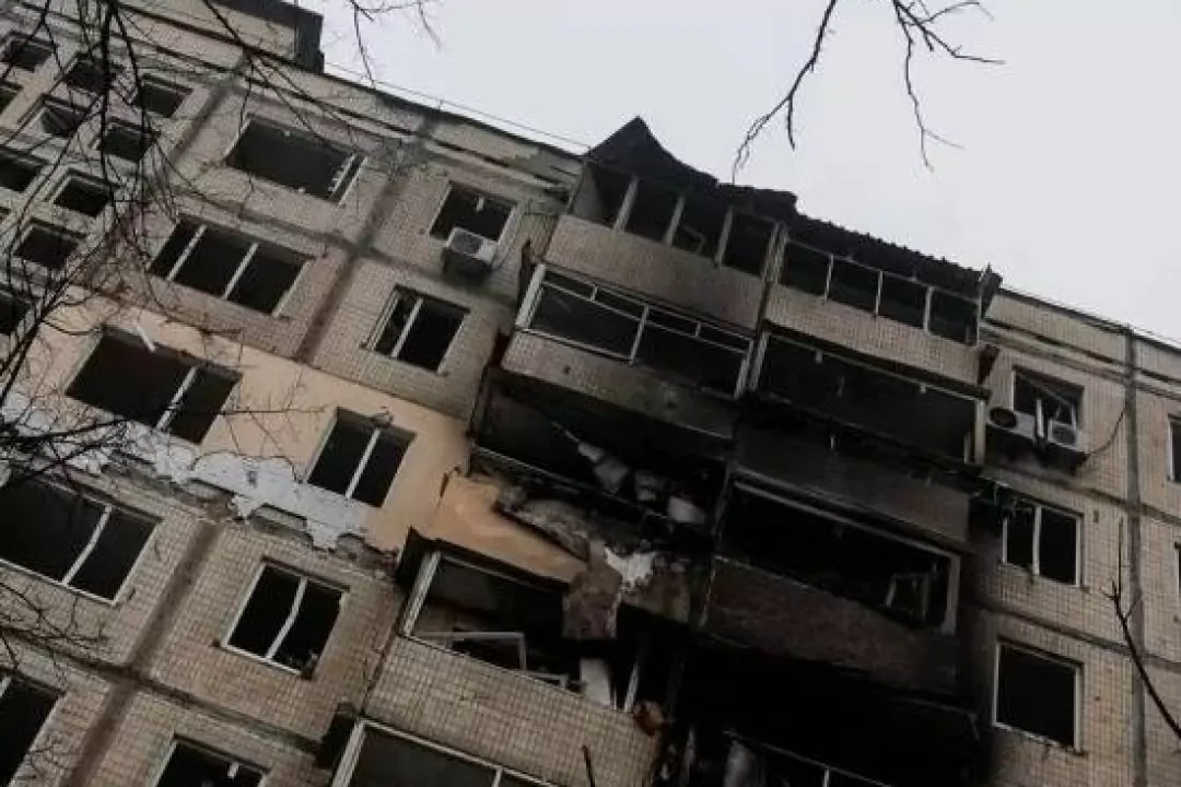 Без вікон та з ледь теплими батареями: як живуть у київській багатоповерхівці, пошкодженій російською ракетою