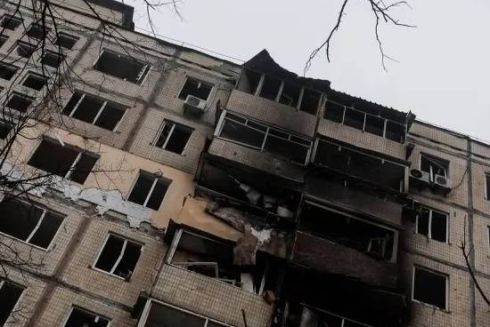 Без вікон та з ледь теплими батареями: як живуть у київській багатоповерхівці, пошкодженій російською ракетою