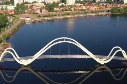 На мосту-хвилі на Оболоні почали розходитися поручні: причина