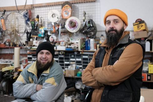 Майстри з Чернівців виготовляють ліжка для військових за стандартами НАТО