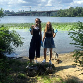 Дизайнерка Ксения Шнайдер и модель Женя Кедрова запустили челлендж по уборке мусора