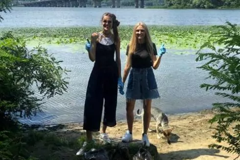 Дизайнерка Ксения Шнайдер и модель Женя Кедрова запустили челлендж по уборке мусора