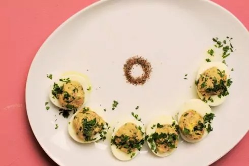 Как готовят фаршированные яйца в Италии.