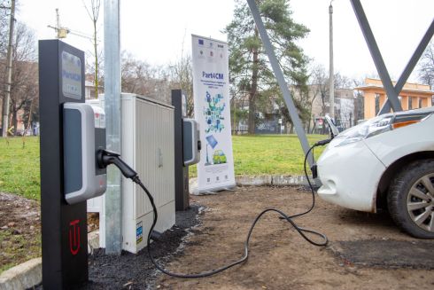 Фото. В Ивано-Франковске установили зарядную станцию с солнечными панелями для электрокаров