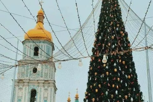 На Софійській площі почали демонтаж новорічної локації