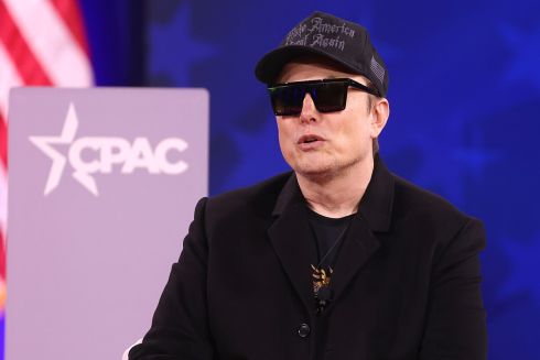 Нейромережа Ілона Маска роздягає жінок і дітей в X без згоди &mdash; Єврокомісія перевіряє справу