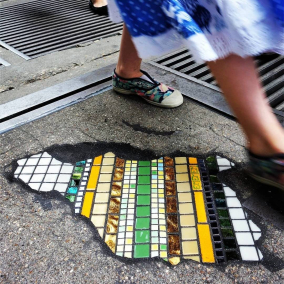 Instagram дня. Как французский художник латает ямы на дорогах яркими мозаиками