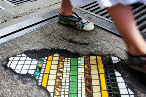 Instagram дня. Як французький художник латає ями на дорогах яскравими мозаїками