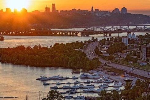 На Дніпровській набережній в Києві хочуть облаштувати парк. Для цього проведуть інвестконкурс