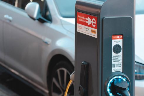 На головних дорогах України планують облаштувати станції для швидкісної підзарядки електромобілів