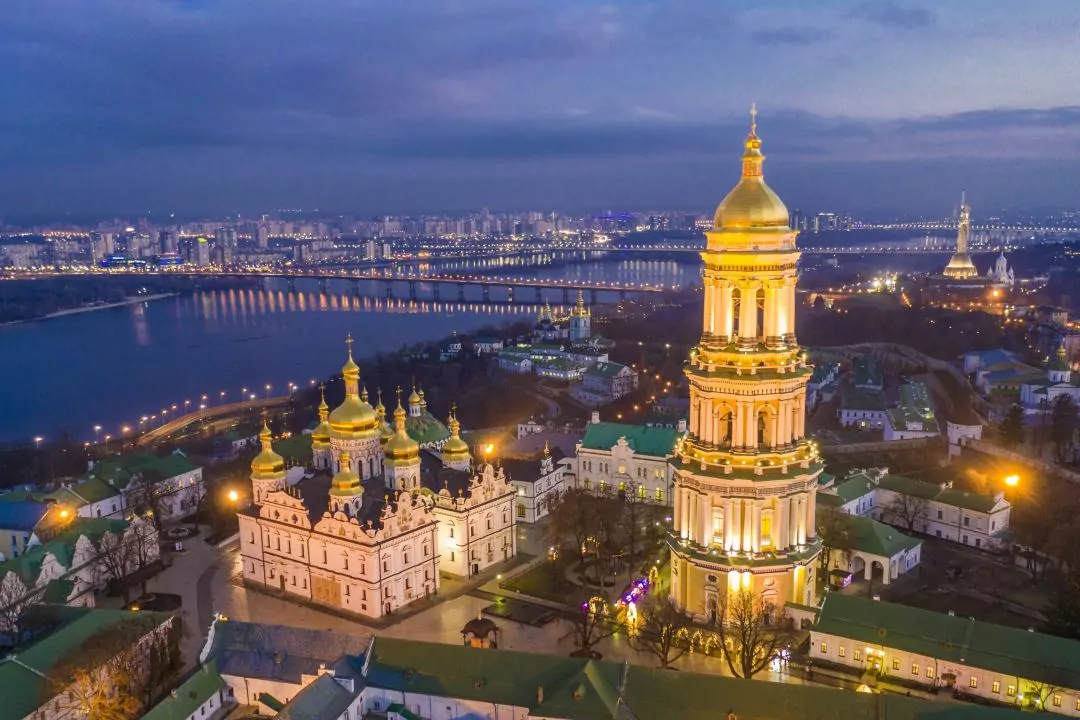Кияни вимагають скасувати будівництво 80-метрового хмарочоса на Печерську &mdash; споруда закриватиме Києво-Печерську лавру
