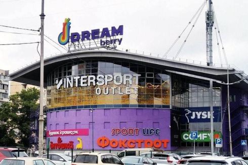 Состоялся ребрендинг ТРЦ Dream Town: покрасили фасады зданий и изменили названия