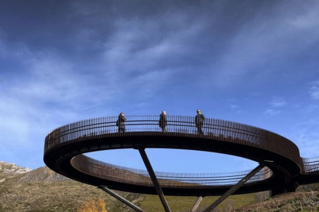 В Іспанії збудували оглядовий майданчик, що "співає" через вітер: фото