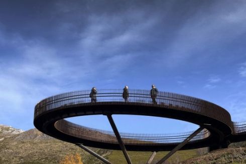 В Іспанії збудували оглядовий майданчик, що "співає" через вітер: фото