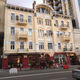 У центрі Києва відновили фасад історичної будівлі: як вона тепер виглядає