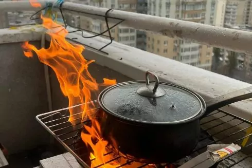 Борщ в фондюшнице и хлеб на сковородке: Как киевляне готовят еду во время отключений электричества