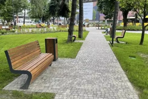 Дивіться, як виглядає сквер на Шулявці, який облаштували на місці МАФів