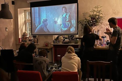 На Гончара відкрили мистецький бар “Сюр” – тут п'ють вино і проводять кінопокази