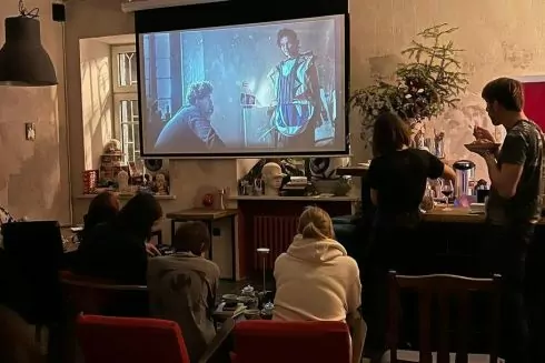 На Гончара открыли арт-бар &ldquo;Сюр&rdquo; &ndash; здесь пьют вино и проводят кинопоказы