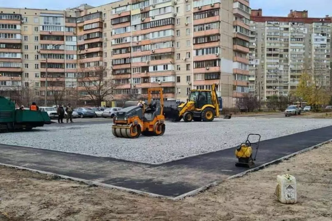 Фото. На Троещине начали строить роллердром
