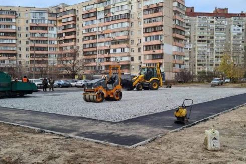 Фото. На Троєщині почали будувати ролердром