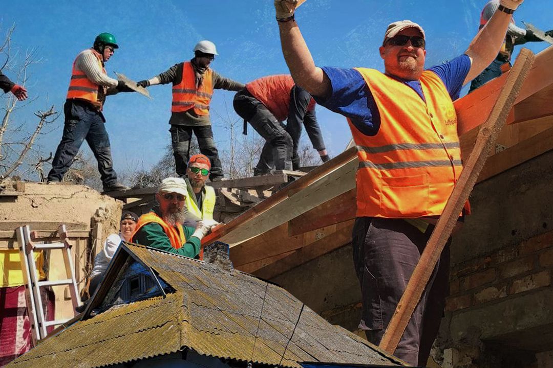 “Будемо святкувати перемогу разом”: Як іноземці допомагають відновлювати зруйновані будинки в Україні