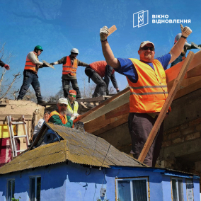 "Будем праздновать победу вместе": Как иностранцы помогают восстанавливать разрушенные дома в Украине
