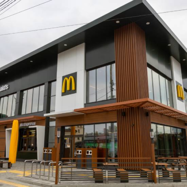 McDonald's на Вокзальній площі у Києві звинувачують порушенні стандартів безбар’єрності: що кажуть у компанії