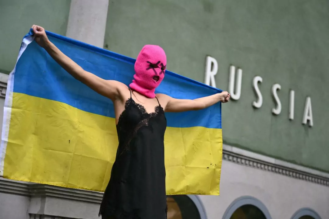 Активістки FEMEN та Pussy Riot влаштували протест біля павільйону РФ у Венеції