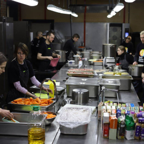 “Кухонні війська”: 25 ресторанних проєктів, які готують для армії та волонтерів