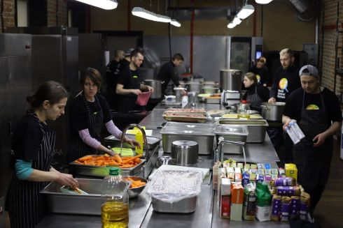 «Кухонные войска»: 25 ресторанных проектов, которые готовят для армии и волонтеров