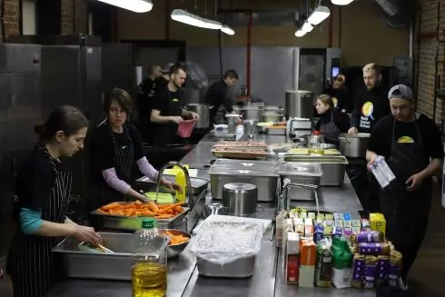 &ldquo;Кухонні війська&rdquo;: 25 ресторанних проєктів, які готують для армії та волонтерів