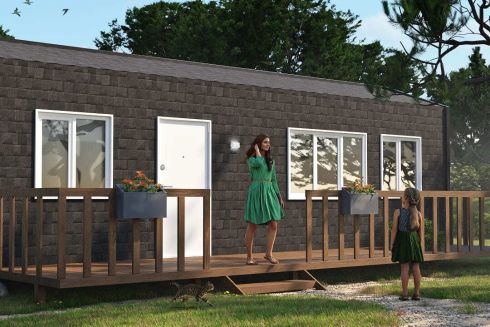 Фото. Пара волонтеров строят на Киевщине бесплатное жилье для семей-переселенцев