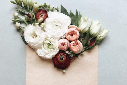 Фото дня: квіти в конверті в Instagram Анни Ремарчук