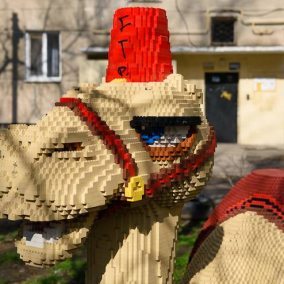 В одном из одесских дворов установили фигуры из LEGO