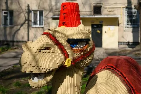 В одному з одеських дворів встановили фігури з LEGO