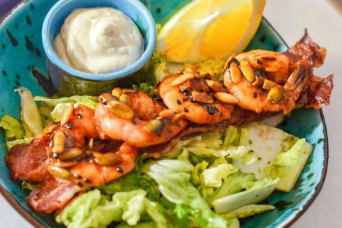 На Подолі відкривається Fish&Friends: у меню фішболи, рибні буріто та бургери