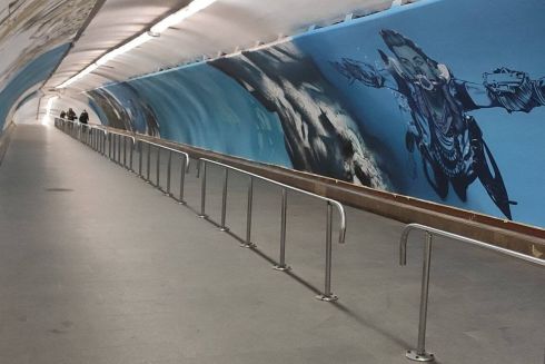 Фото дня. У переході між станціями «Хрещатик» та «Майдан Незалежності» з'явився мурал до релізу відеогри