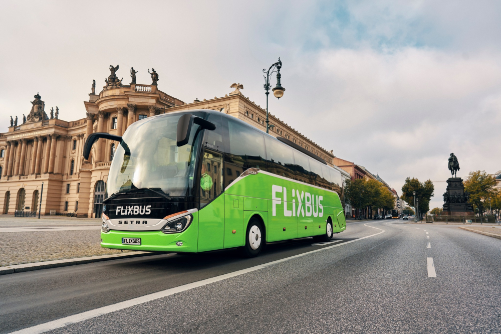 Автобус ес. Фликсбус. Автобус Flixbus Америка. Автобус на дороге. Международные автобусы Европы фото.