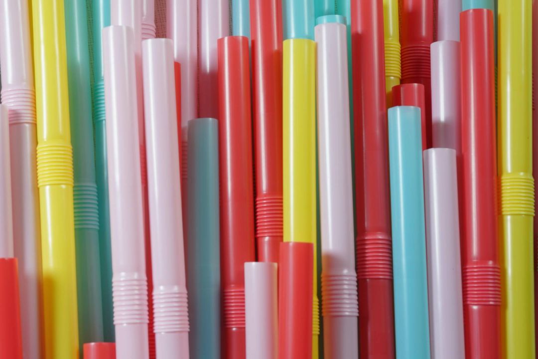 В Євросоюзі припинили продаж одноразових пластикових товарів