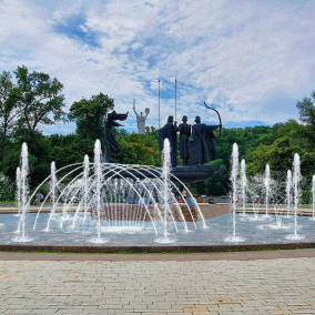 Фонтан біля пам'ятника засновникам Києва відремонтували: як він виглядає