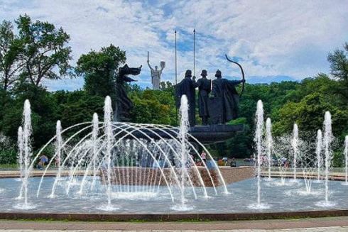 Фонтан біля пам'ятника засновникам Києва відремонтували: як він виглядає