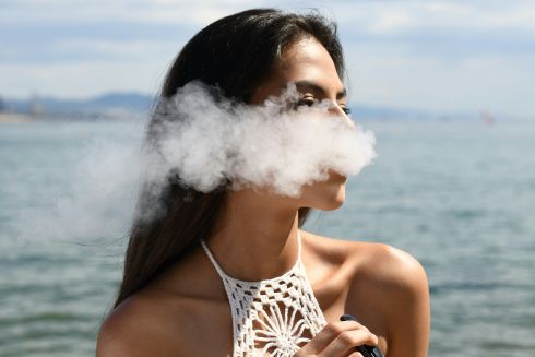 Іспанія готується заборонити куріння та вейпінг у публічних місцях