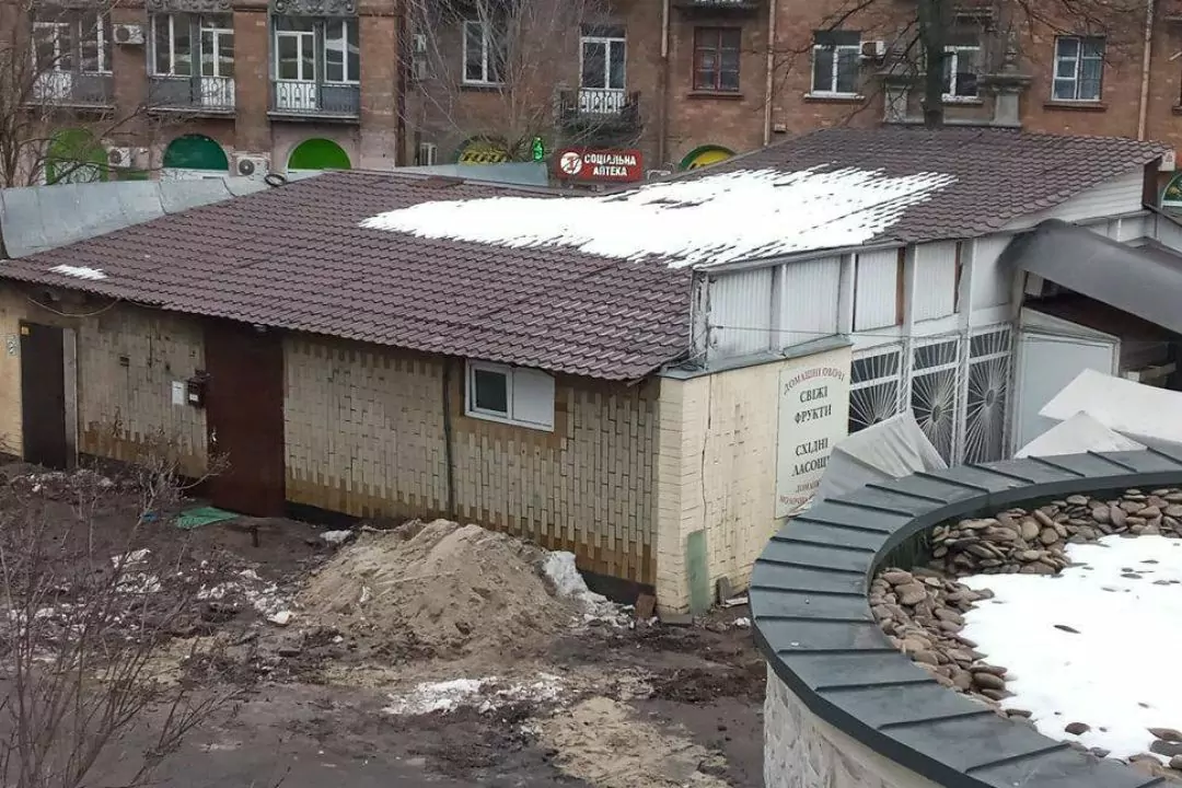 Возле метро &laquo;Дружбы народов&raquo; под видом реконструкции кафе хотят расширить торговую площадь