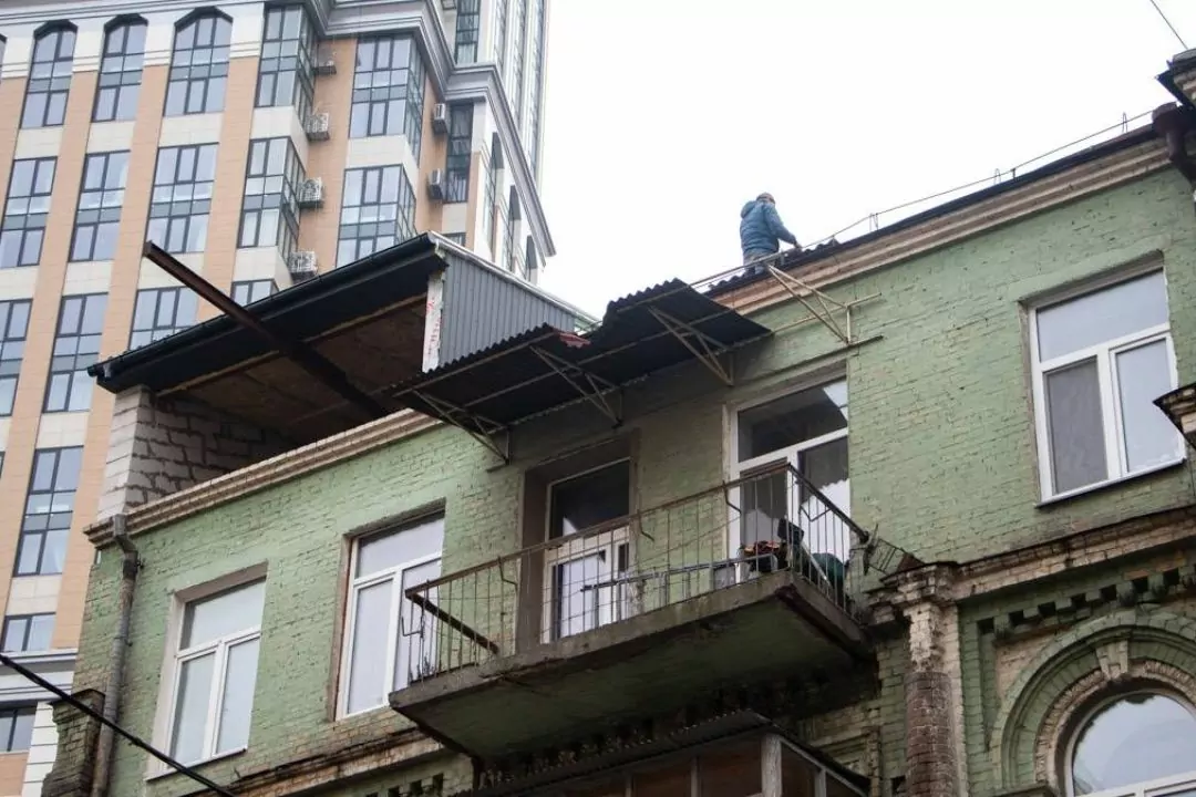 На даху будинку-пам'ятки архітектури на Саксаганського споруджують надбудову
